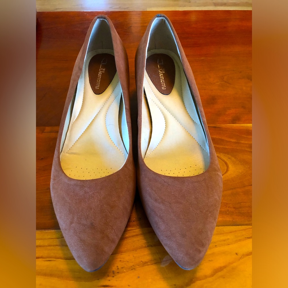 CL by Laundry low heeled suede brown block pumps